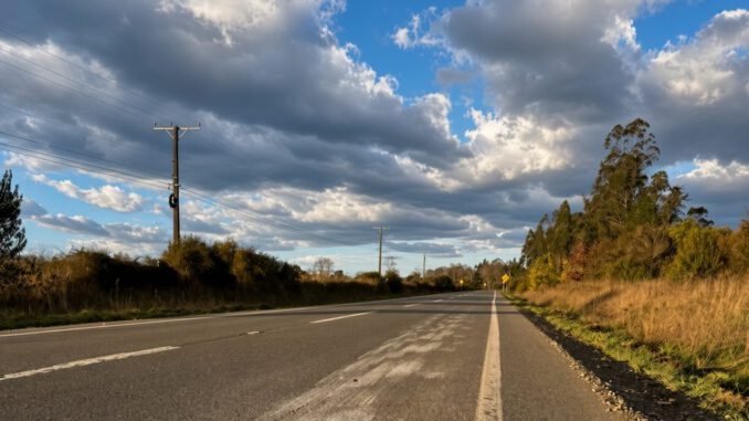 Estado de baches y deterioro en la calzada de la Ruta S-60 en la región de La Araucanía
