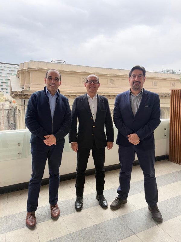 Alcalde Pablo Astete junto a autoridades gestionando soluciones habitacionales y sanitarias para vecinos de Villarrica