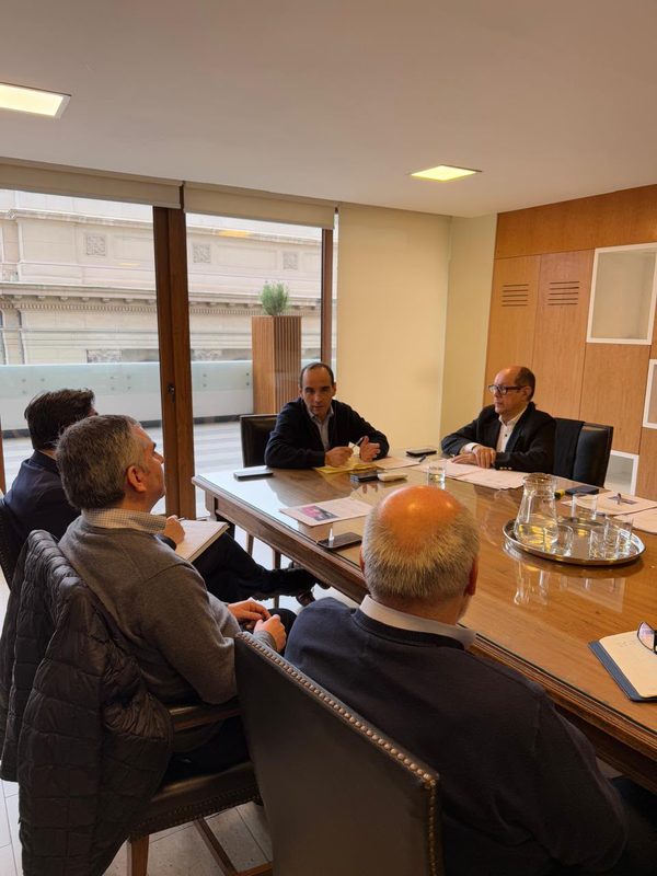 Alcalde Pablo Astete junto a autoridades gestionando soluciones habitacionales y sanitarias para vecinos de Villarrica