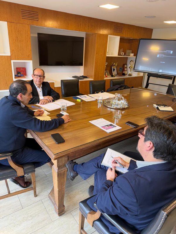 Alcalde Pablo Astete junto a autoridades gestionando soluciones habitacionales y sanitarias para vecinos de Villarrica