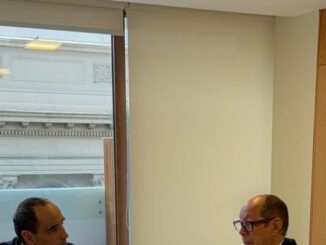 Alcalde Pablo Astete junto a autoridades gestionando soluciones habitacionales y sanitarias para vecinos de Villarrica