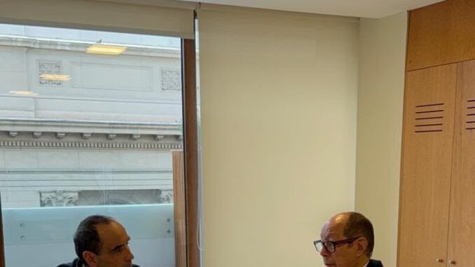 Alcalde Pablo Astete junto a autoridades gestionando soluciones habitacionales y sanitarias para vecinos de Villarrica