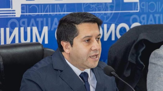 Alcalde Ricardo Jaramillo discutiendo la prorroga del traspaso de colegios a los SLEP