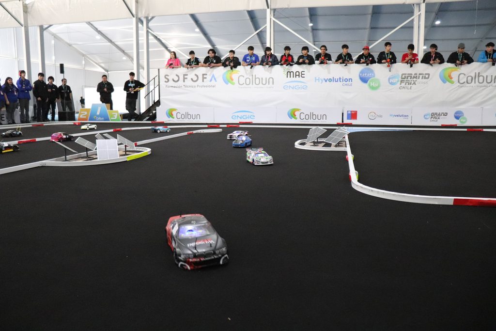 Estudiantes del Liceo Industrial de Temuco preparan sus autos a hidrógeno para la final nacional del H2 Grand Prix