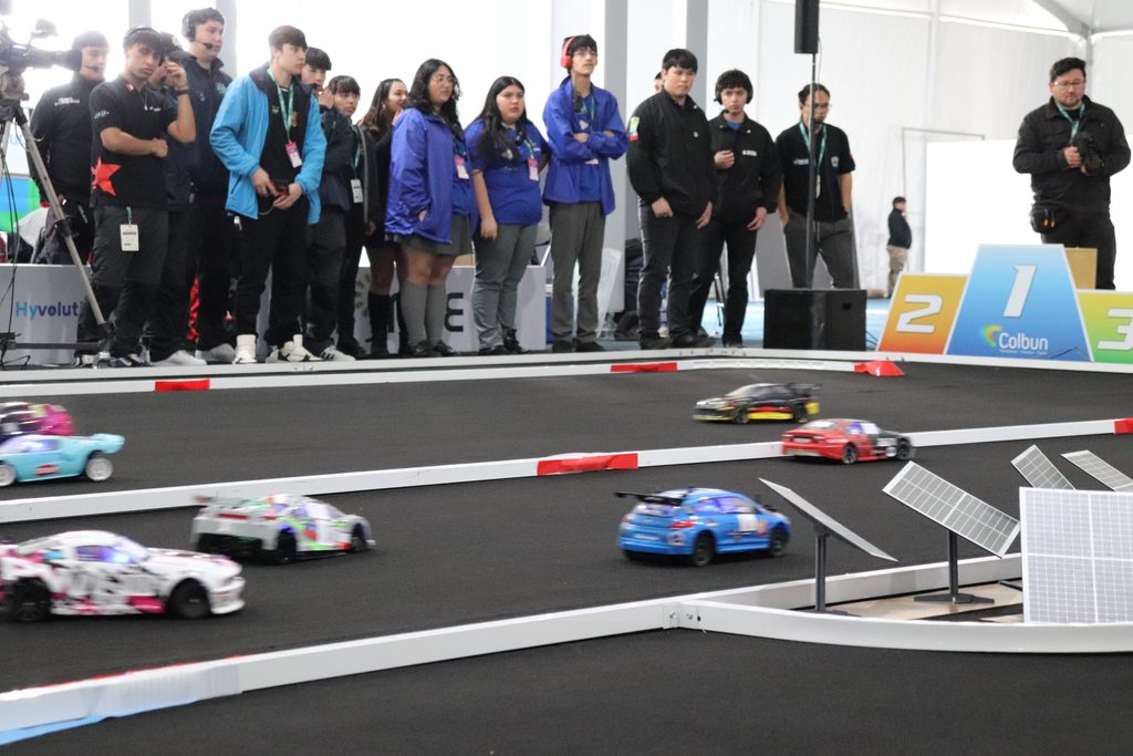 Estudiantes del Liceo Industrial de Temuco preparan sus autos a hidrógeno para la final nacional del H2 Grand Prix