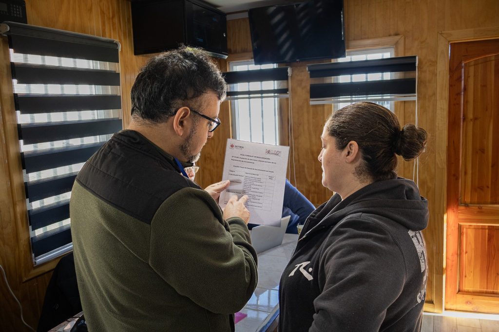 Vecinos de la población Cacique Mariluan reciben orientación profesional gratuita en el tercer operativo social de Amamos Victoria.