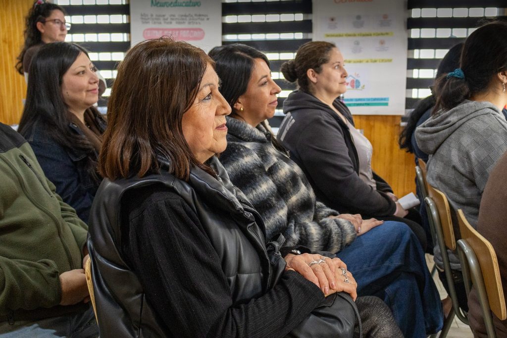 Vecinos de la población Cacique Mariluan reciben orientación profesional gratuita en el tercer operativo social de Amamos Victoria.