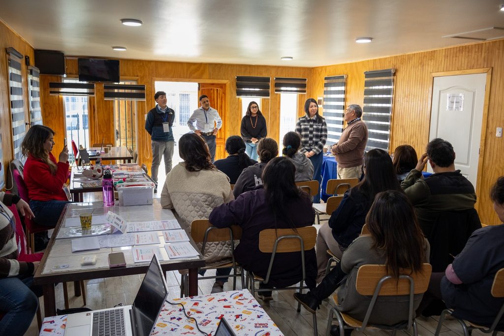 Vecinos de la población Cacique Mariluan reciben orientación profesional gratuita en el tercer operativo social de Amamos Victoria.