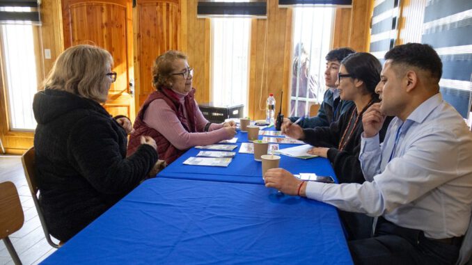 Vecinos de la población Cacique Mariluan reciben orientación profesional gratuita en el tercer operativo social de Amamos Victoria.