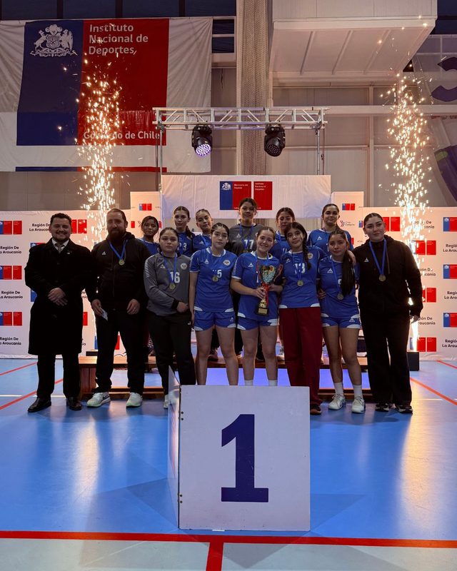 Equipos de balonmano escolar de Angol y Villarrica celebran su clasificación al nacional en el Polideportivo Rufino Bernedo
