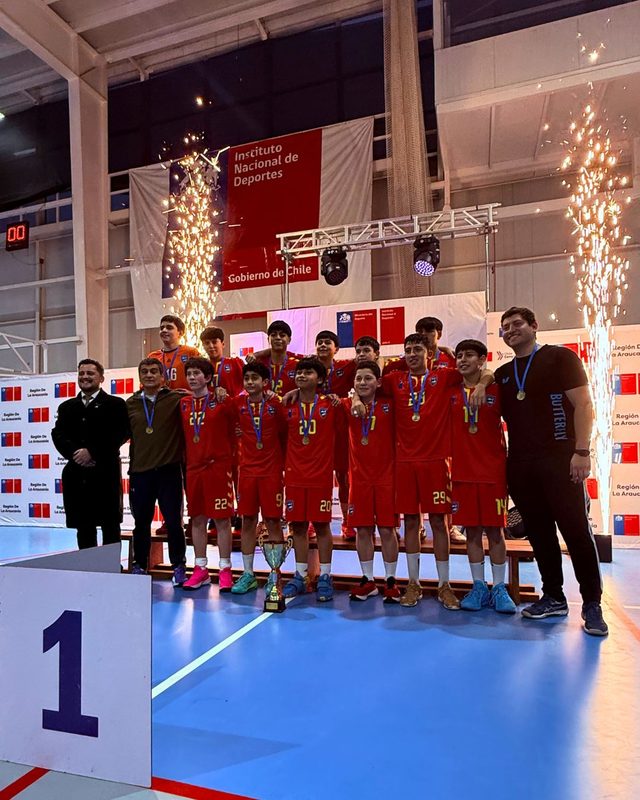 Equipos de balonmano escolar de Angol y Villarrica celebran su clasificación al nacional en el Polideportivo Rufino Bernedo