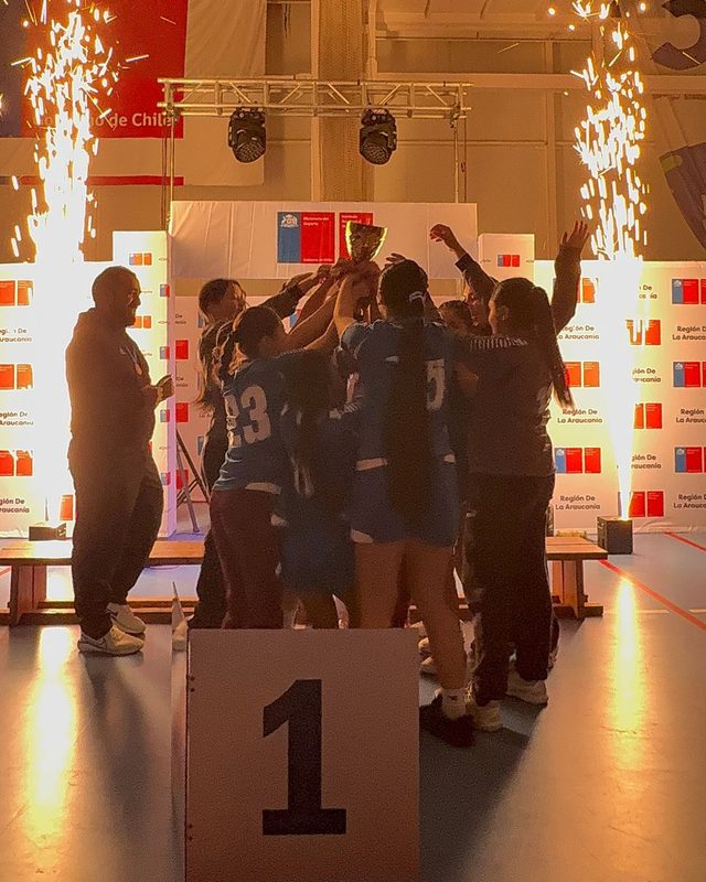 Equipos de balonmano escolar de Angol y Villarrica celebran su clasificación al nacional en el Polideportivo Rufino Bernedo