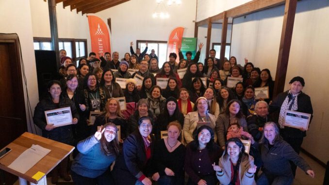 Ceremonia de certificación de emprendedores de Curarrehue y Pucón junto a representantes de AquaChile y Balloon Latam