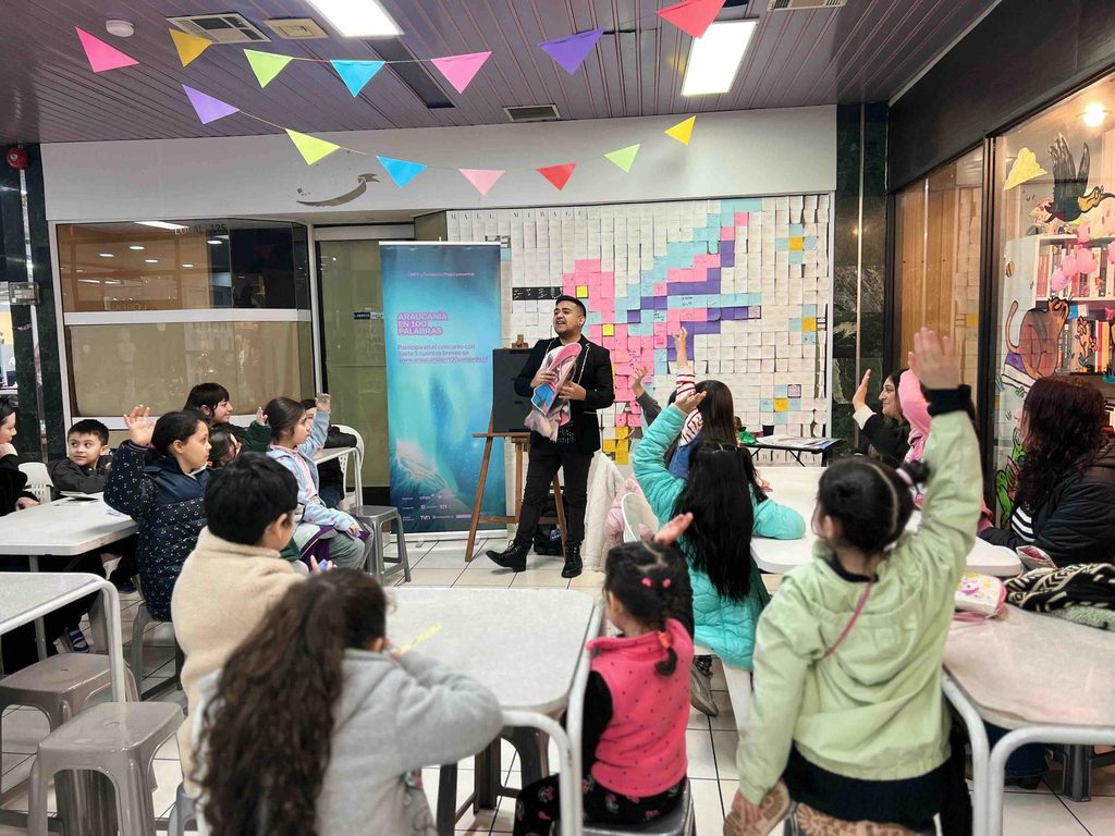 Niños participando en un taller de escritura creativa organizado por Araucanía en 100 Palabras.