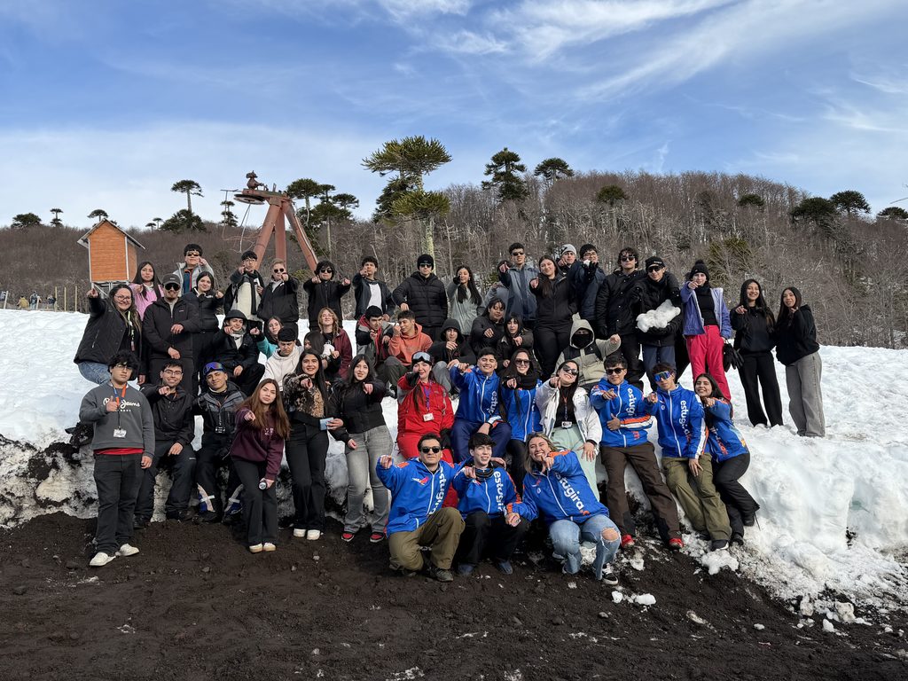 Estudiantes de la Región de La Araucanía disfrutando de actividades recreativas en la nieve cerca del volcán Llaima durante una jornada de ASEM Chile.