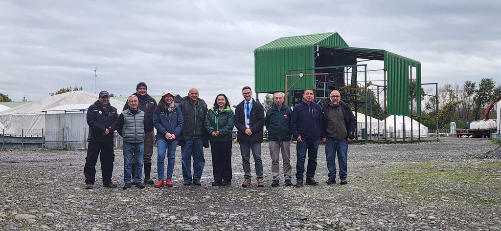 Autoridades regionales visitando la Piscicultura Coipue en La Araucanía para conocer el proceso productivo del salmón.