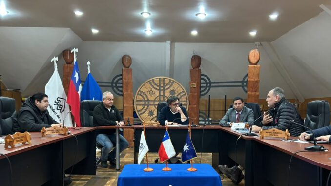 Reunion entre autoridades municipales y del MOP para revisar proyectos de infraestructura en Pucón