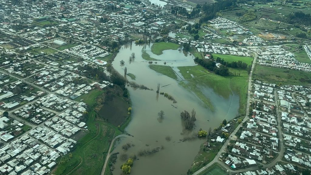Autoridades chilenas realizan sobrevuelo en La Araucanía para evaluar los daños agrícolas causados por fuertes lluvias