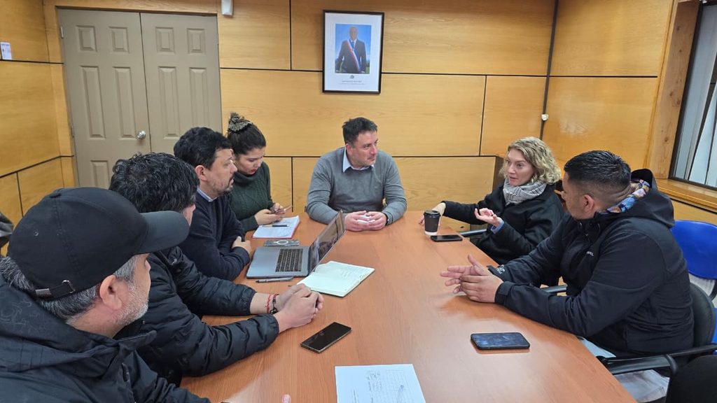 Reunion entre autoridades y dirigentes de la Linea 14 de colectivos para mejorar el transito en Temuco