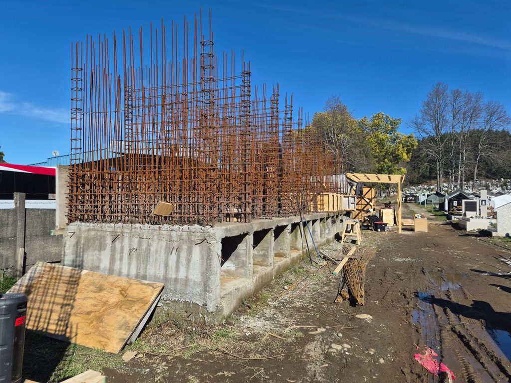 Obras de construcción de nuevos nichos en el Cementerio Municipal de Villarrica