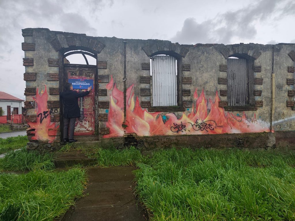 Seremi de Bienes Nacionales instalando letrero de recuperación en inmueble de calle Calama en Victoria.