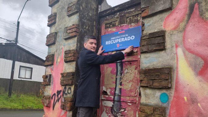 Seremi de Bienes Nacionales instalando letrero de recuperación en inmueble de calle Calama en Victoria.