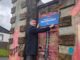 Seremi de Bienes Nacionales instalando letrero de recuperación en inmueble de calle Calama en Victoria.