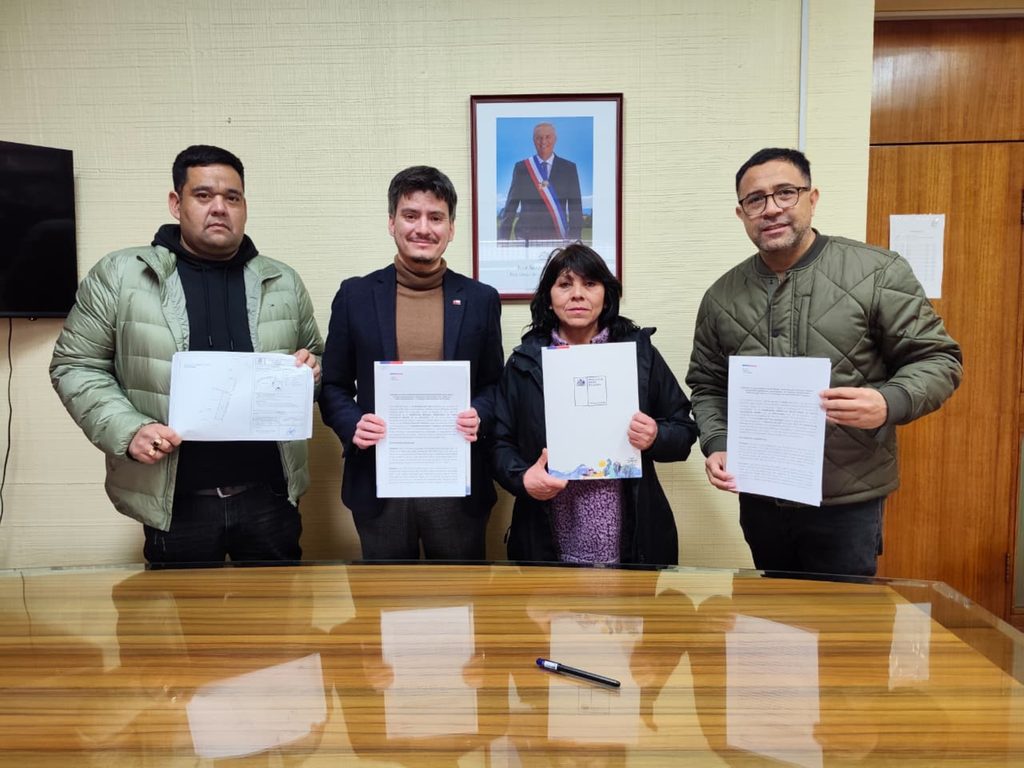 Autoridades junto a los fonderos de Temuco tras la firma del permiso para las ramadas de Fiestas Patrias en el Parque Isla Cautín.