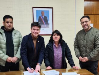 Autoridades junto a los fonderos de Temuco tras la firma del permiso para las ramadas de Fiestas Patrias en el Parque Isla Cautín.