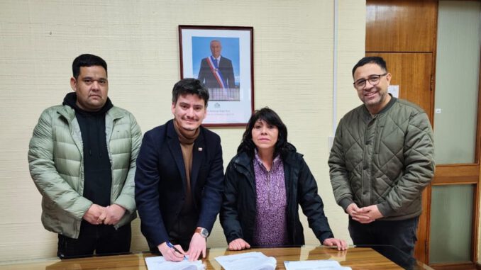 Autoridades junto a los fonderos de Temuco tras la firma del permiso para las ramadas de Fiestas Patrias en el Parque Isla Cautín.