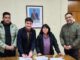 Autoridades junto a los fonderos de Temuco tras la firma del permiso para las ramadas de Fiestas Patrias en el Parque Isla Cautín.