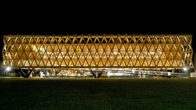 Vista exterior del Pabellón Araucanía en Temuco que muestra signos de deterioro en su estructura de madera