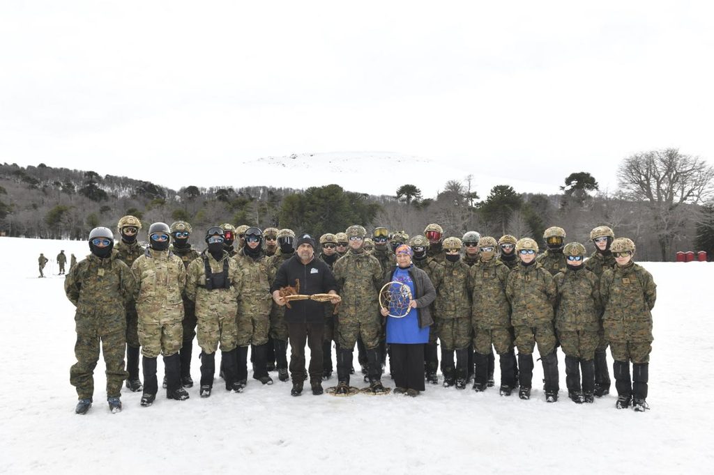Cadetes de la Escuela Militar en Lonquimay aprendiendo técnicas ancestrales pehuenche junto a Nancy Meliñir