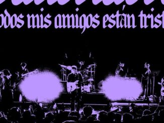 La banda Candelabro actuando en vivo durante un concierto de música indie