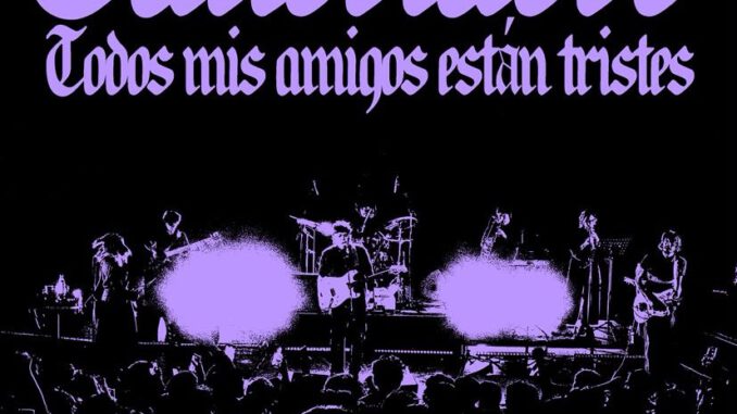 La banda Candelabro actuando en vivo durante un concierto de música indie