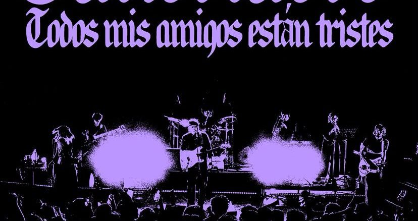 La banda Candelabro actuando en vivo durante un concierto de música indie