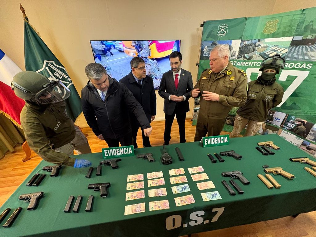 Personal de Carabineros muestra armamento incautado en operativo en la región de La Araucanía