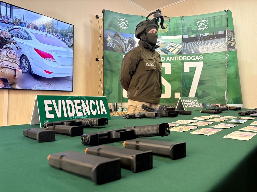 Personal de Carabineros muestra armamento incautado en operativo en la región de La Araucanía
