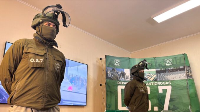 Personal de Carabineros muestra armamento incautado en operativo en la región de La Araucanía
