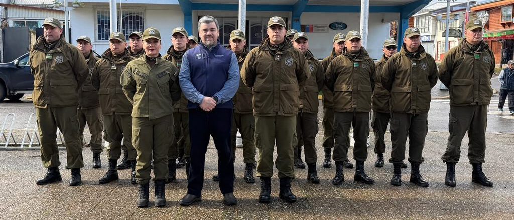 Carabineros apoyando labores de seguridad y ayuda humanitaria en zonas afectadas por inundaciones en Carahue