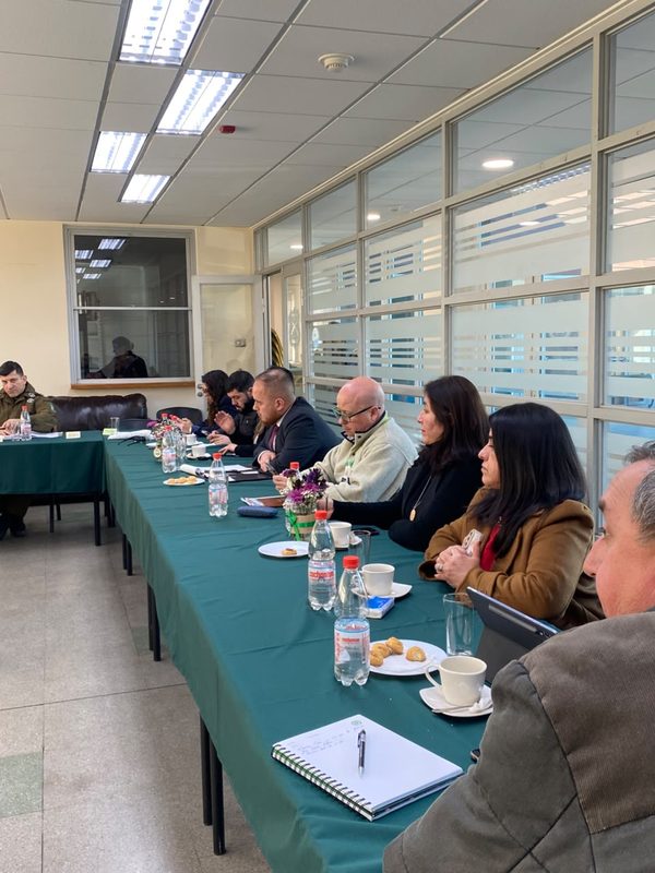 Autoridades de Carabineros y representantes municipales reunidos en la 7ª Comisaría de Villarrica analizando datos delictuales