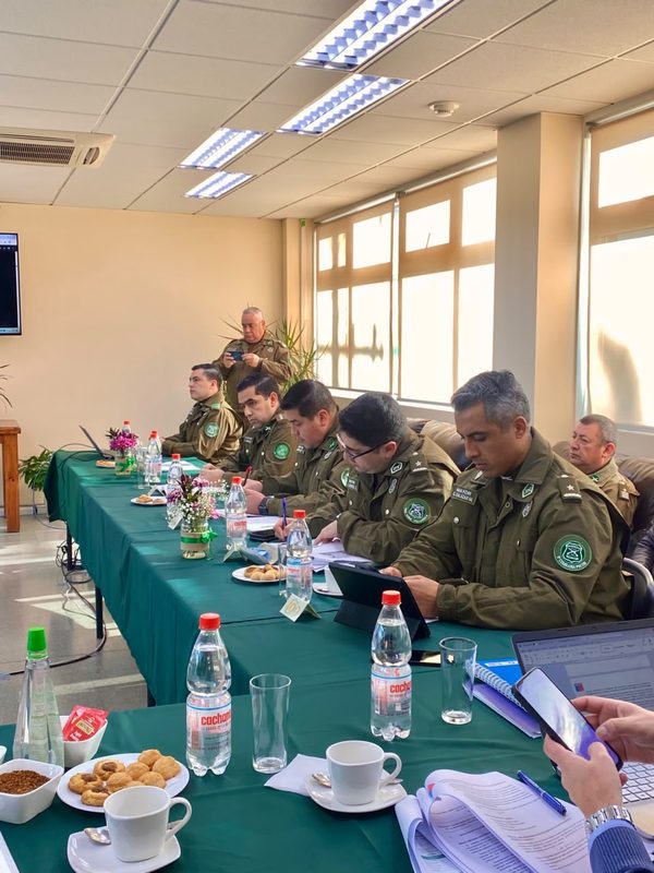 Autoridades de Carabineros y representantes municipales reunidos en la 7ª Comisaría de Villarrica analizando datos delictuales