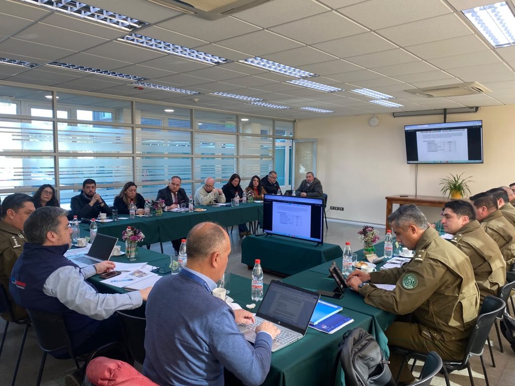 Autoridades de Carabineros y representantes municipales reunidos en la 7ª Comisaría de Villarrica analizando datos delictuales