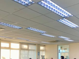 Autoridades de Carabineros y representantes municipales reunidos en la 7ª Comisaría de Villarrica analizando datos delictuales