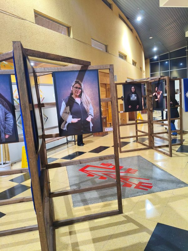 Exposición fotográfica Imágenes que remiten a sus raíces del artista mapuche Rafael Railaf en el Centro Cultural de Lautaro