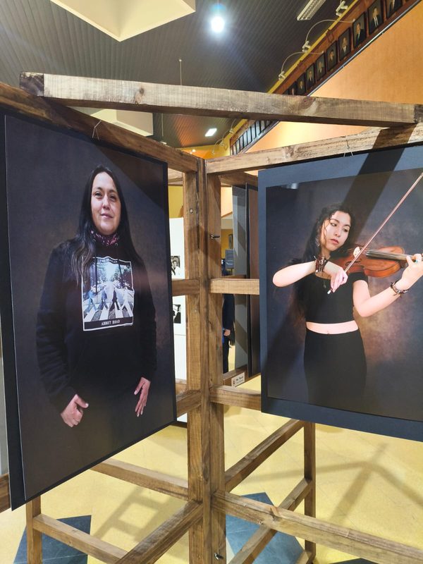 Exposición fotográfica Imágenes que remiten a sus raíces del artista mapuche Rafael Railaf en el Centro Cultural de Lautaro