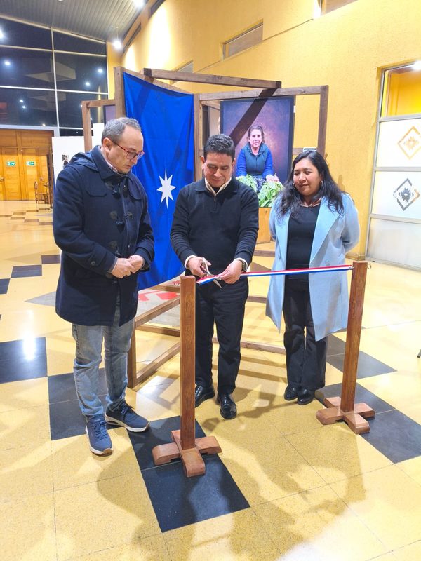 Exposición fotográfica Imágenes que remiten a sus raíces del artista mapuche Rafael Railaf en el Centro Cultural de Lautaro