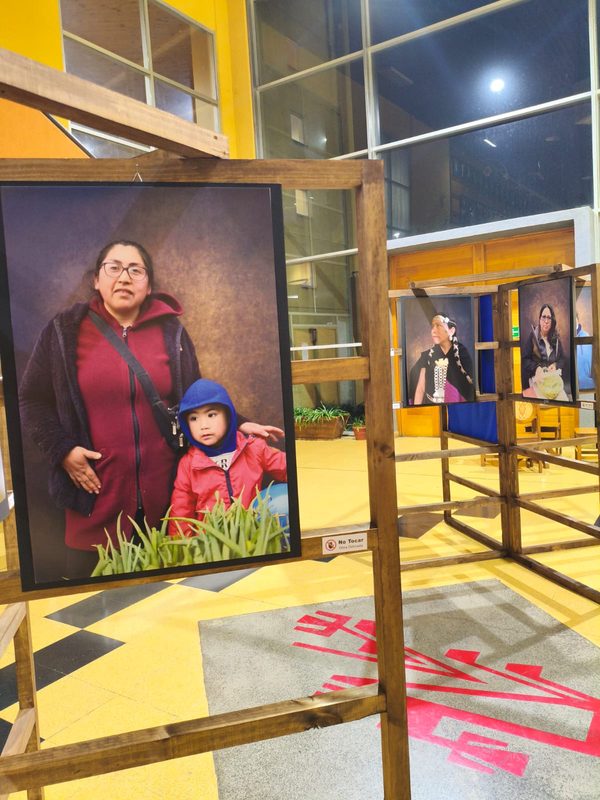 Exposición fotográfica Imágenes que remiten a sus raíces del artista mapuche Rafael Railaf en el Centro Cultural de Lautaro