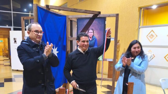 Exposición fotográfica Imágenes que remiten a sus raíces del artista mapuche Rafael Railaf en el Centro Cultural de Lautaro