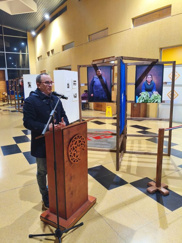 Exposición fotográfica Imágenes que remiten a sus raíces del artista mapuche Rafael Railaf en el Centro Cultural de Lautaro